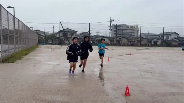 小学生陸上　雨天遊び

本日の小学生陸上は
わざと雨天の中での練習を行いましたよ🌧️🏃‍♂️✨

というより練習は、ほぼレクレーション⭐️
子ども達の日頃のストレスも雨シャワーで流して、泥塗れになってリフレッシュ😄🩵

沢山汚れて、沢山笑って、みんな楽しい時間を過ごせることができました🌧️✨

今週日曜日は大会
緊張もしてほしくないので、今日の時間はとてもリフレッシュ出来たのではないかと思います😄✨

練習も大事だけどいっぱい遊んで心身共に健康で強い子になって頑張ろう💪

みんなで梅雨の練習楽しんで頑張ろうね😊✌️

本日もありがとうございましたー❣️