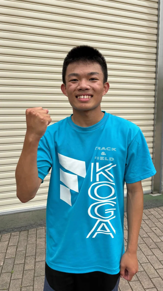 中学生陸上　福岡市民陸上

本日は中学生5名が福岡市民陸上に出場してきました😉✨

5人全員がしっかりと自己ベスト更新🆙
練習の一環でしたが全員良い走りをしてくれました🏃‍♂️💨

その中でも
3年生の立下せいぎくんは
200mで22秒47と無風の中で走り
全国中学陸上参加標準記録突破されました👏🩵
7月の通信陸上、福岡県大会に向けて順調です🙂

さぁ今年も昨年に続き、全国大会出場となるか❓

明日は小学生😎
みんな元気いっぱい頑張ってほしいですね👌

本日もありがとうございました🌟

〜本日の結果〜

立下せいぎ　200m
22秒94→
予選22秒80 (自己ベスト)
決勝22秒47(自己ベスト)
㊗️全国参加標準記録突破
㊗️古賀ｼﾞｭﾆｱ3年記録更新
㊗️福岡市民大会2位

谷口はると 200m
23秒74→
予選23秒73(自己ベスト) 
決勝23秒39(自己ベスト)
㊗️福岡市民陸上4位

谷口りのあ 200m
30秒49→30秒26(自己ベスト)
㊗️古賀ｼﾞｭﾆｱ1年記録更新

上村ゆうと 200m&砲丸投
28秒8→27秒76(自己ベスト)
6m47→7m32(自己ベスト)

安倍はづき　200m&砲丸投
32秒59(初)
5m35→5m69(自己ベスト)