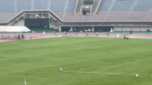 中学生陸上　アスリートクラス

福岡県中学選手権に出場してきました🏃‍♂️✨

中体連に向けてのイメージ練習として挑み、雨という悪コンディションの中でしたが、
それぞれがしっかりと目標を持って走ることが出来ました👌

男子200mでは
立下せいぎくんが初優勝🥇🏆
昨年に続き2年連続で古賀ジュニアの選手が福岡県選手権優勝することができました🙌🙌
(昨年は男子400mで案浦げんき優勝)

これも子ども達の日頃の努力の成果ですね😊
そして保護者のサポート、クラブのサポートも全力で頑張ったこそだと思います✨

明日は小中学生が多く出場します🌟
みんなで元気いっぱいで挑みたいと思います😃🈵

明日も頑張ろー✨

本日もありがとうございました😊

〜本日の結果〜

谷口りのあ
14秒26→14秒22 自己ベスト
㊗️古賀ジュニア1年記録
準決14秒35
200m
30秒46→29秒89 自己ベスト
㊗️古賀ジュニア1年記録

吉嶋とうい
100m 
13秒60→13秒49 自己ベスト

200m
27秒58(初)
㊗️古賀ジュニア1年記録

梅田おうり
16秒22

穴井こういちろう
5分7秒→5分5秒19
自己ベスト

立下せいぎ
予選22秒81
決勝22秒42 自己ベスト
㊗️初優勝
㊗️全国中学参加標準突破
㊗️古賀ジュニア3年記録

三井ゆうせい
2分9秒→2分8秒79
自己ベスト
㊗️古賀ジュニア2年記録

渡辺はるひと
2分9秒72

髙橋とうま
2分16秒25